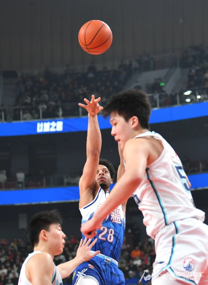 新疆客场大胜青岛，保持领先优势
